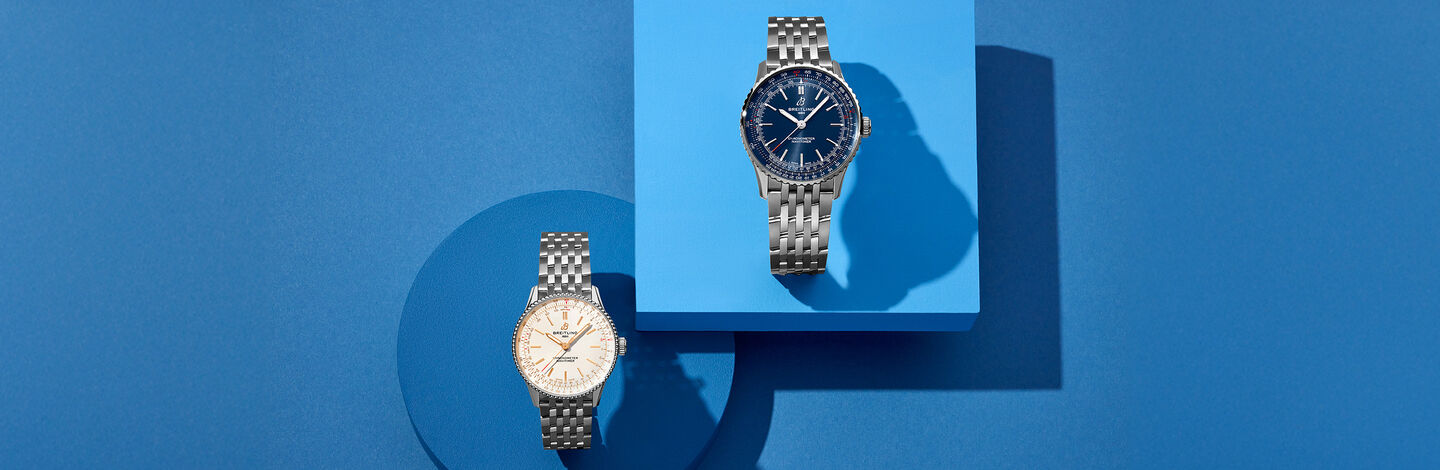 Des montres Breitling Navitimer sur un fond bleu.